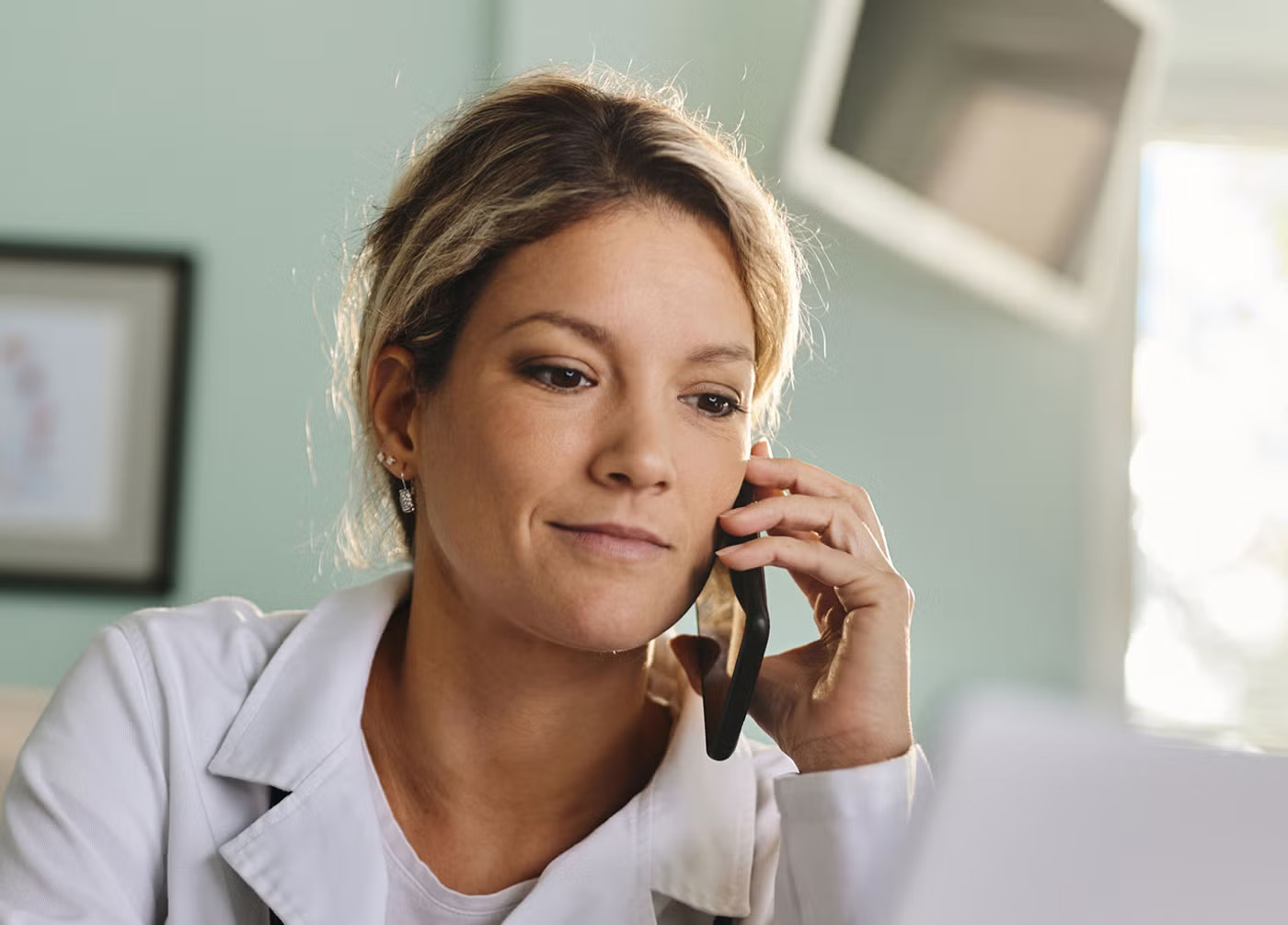 women_on_phone