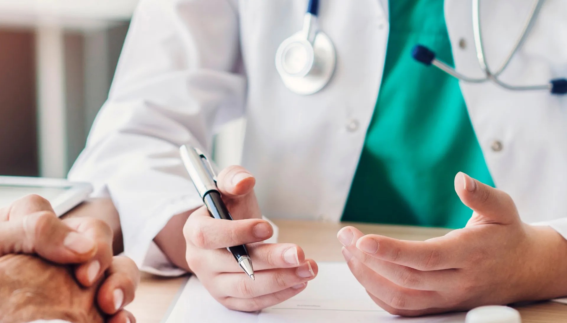 Image_Ausschnitt von Händen eines Doktors im Kittel