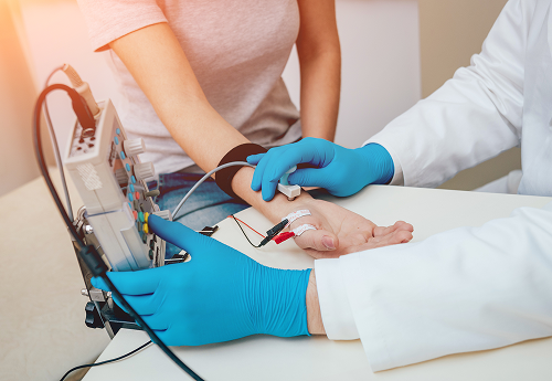 Bild-Frau-am-Messgeraet